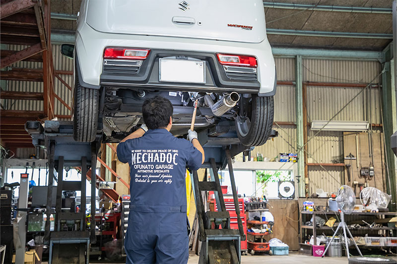 整備工場で車を点検している様子