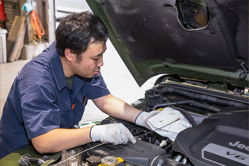 自動車の点検や一般整備を行う整備士のイメージ